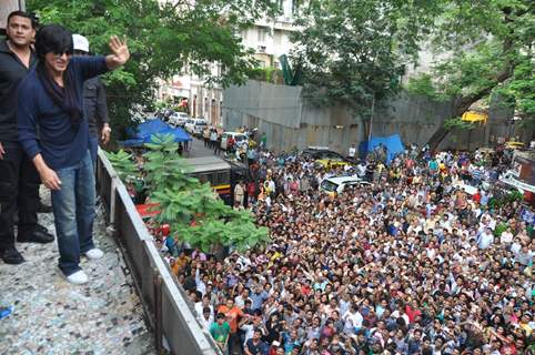 Shahrukh Khan waves out to fans while he promotes Chennai Express