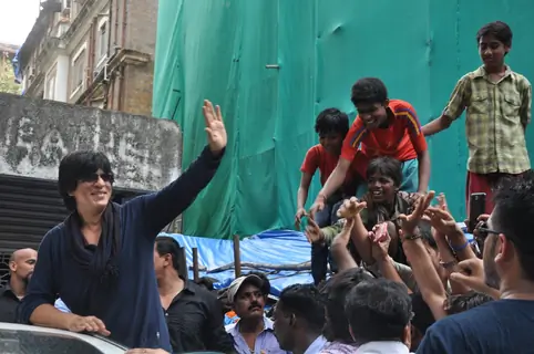 Shahrukh Khan waves out to fans while he promotes Chennai Express