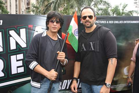 Shahrukh Khan and Rohit Shetty hold the Tri-color at Big Cinemas