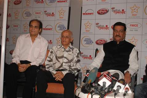 Mukesh Bhatt and Prithviraj Chavan at the donation drive