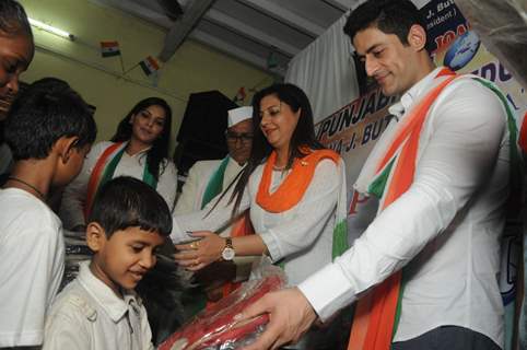 Mohit Raina distributes school bags among children of the orphanage