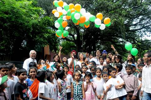 Mohit Raina's partiotism can be seen as he releases tri-colored balloons in the air