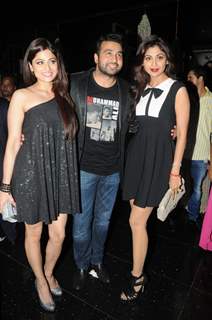 Shamita Shetty, Raj Kundra and Shilpa Shetty came in at the birthday party together