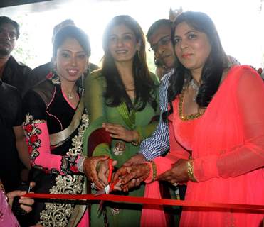 Raveena Tandon inaugurates a jewellery showroom