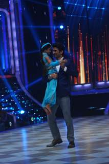 Sushant Singh Rajput performs with Shonali during the Promotions of Shuddh Desi Romance