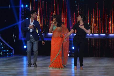 Madhuri Dixit,Sushant Singh Rajput and Parineeti Chopra perform together