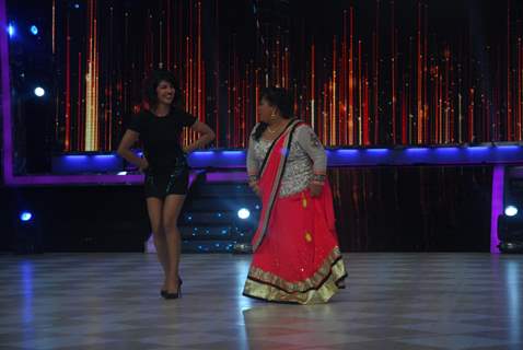 Priyanka Chopra and Bharti perform together at Jhalak Dikhhla Jaa