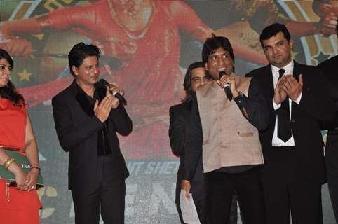 Shahrukh Khan and Siddharth Roy Kapoor clap as Raju Shrivastav speaks about their Film