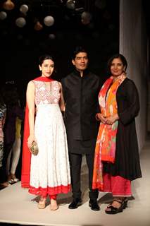 Manish Malhotra with Karisma Kapur and Shabana Azmi at LFW 2013