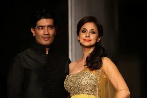 Urmila Matondkar walks the ramp for Manish Malhotra at LFW 2013