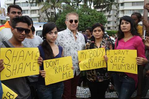 Aparna Bajpai, Reshma D'souza and Dalip Tahil Protest against rape case with posters