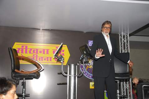 Amitabh Bachchan flags off the 'Hot Seat Aapke Shehar' Van