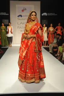 Sonali Bendre walks d ramp at LAKME FASHION WEEK 2013