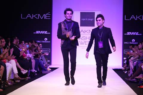 Randeep Hooda with Rajat K Tangri at LAKME FASHION WEEK 2013