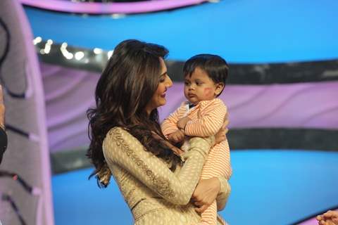 Vani plays with Sharddha's kid on DID Super Moms