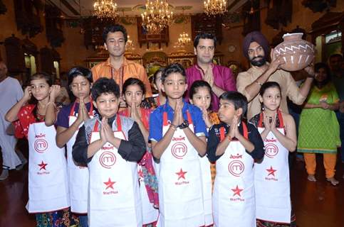 Chef Vikas Khanna, Chef Kunal Kapoor and Chef Jolly along with the contestants at the ISKON temple