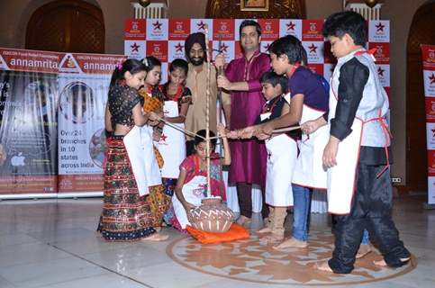 Chef Vikas Khanna,Chef Kunal Kapoor,Chef Jolly with the contestants preparing makhan for Lord Krishn