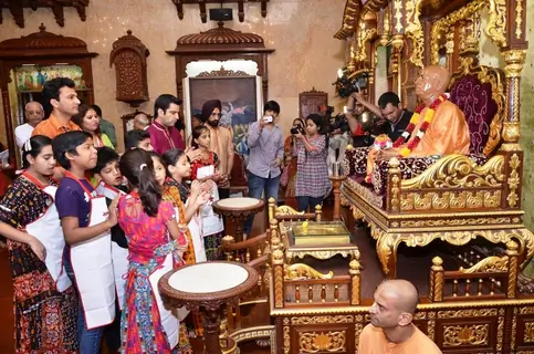 Chef Vikas Khanna, Chef Jolly and Chef Kunal Kapoor with the contestants while the pooja.