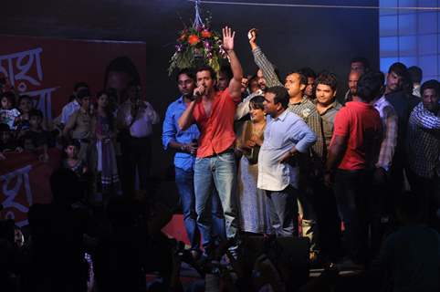 Hrithik Roshan cheers the crowd at Dahi Handi celebrations