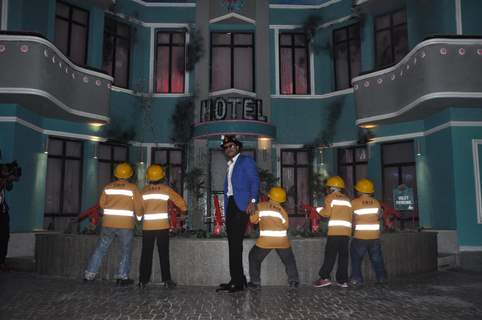 Shahrukh Khan with a group of children to rescue a hotel on fire at Kidzania's launch