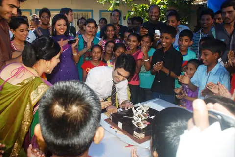 Eijaz Khan cuts the cake on the sets of Zee TV's Punar Vivah