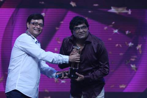 Sachin Pilgaonkar presents Life Time Achievement Award to Ashok Saraf