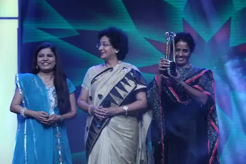 Sadna Sargam, Padmaja Pehnani & Hamsika Iyer, winner of Big Entertaining Singer of the Year