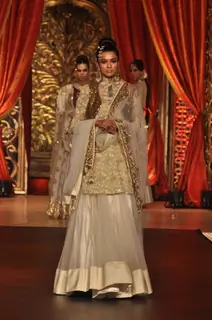 Vikram Phadnis Showcases His Bridal Couture