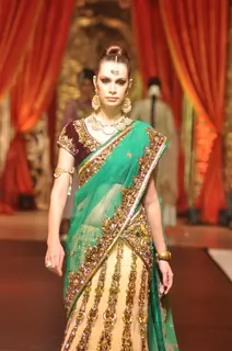 Vikram Phadnis Showcases His Bridal Couture