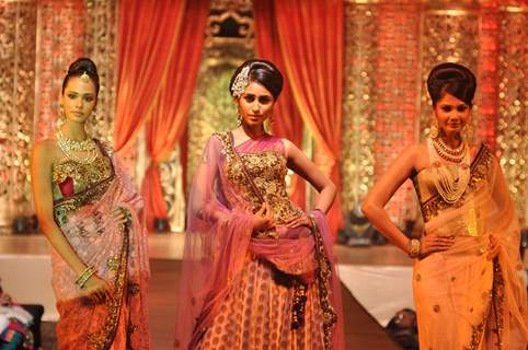 Vikram Phadnis Showcases His Bridal Couture