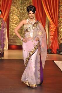 Vikram Phadnis Showcases His Bridal Couture