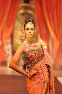 Vikram Phadnis Showcases His Bridal Couture