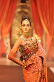 Vikram Phadnis Showcases His Bridal Couture