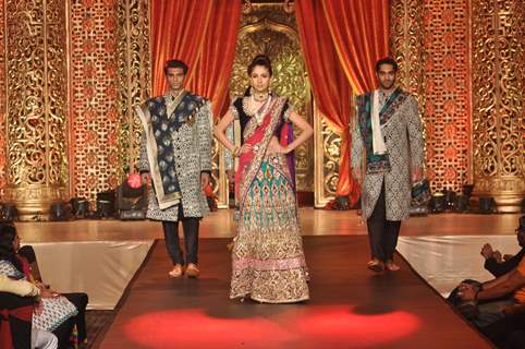 Vikram Phadnis Showcases His Bridal Couture