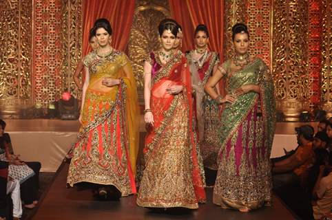 Vikram Phadnis Showcases His Bridal Couture
