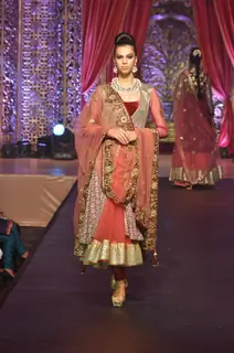 Vikram Phadnis Showcases His Bridal Couture