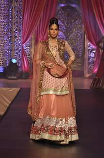 Vikram Phadnis Showcases His Bridal Couture