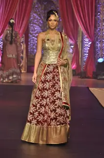 Vikram Phadnis Showcases His Bridal Couture