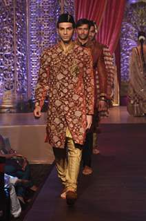 Vikram Phadnis Showcases His Bridal Couture