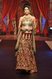 Vikram Phadnis Showcases His Bridal Couture