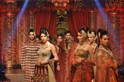 Vikram Phadnis Showcases His Bridal Couture