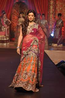 Vikram Phadnis Showcases His Bridal Couture