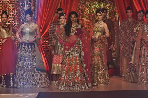 Vikram Phadnis Showcases His Bridal Couture