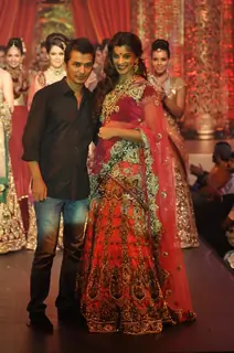 Vikram Phadnis Showcases His Bridal Couture