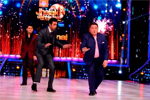 Ranbir Kapoor performs along with Rishi Kapoor on Jhalak Dikhla Jaa during 'Besharam' promotions