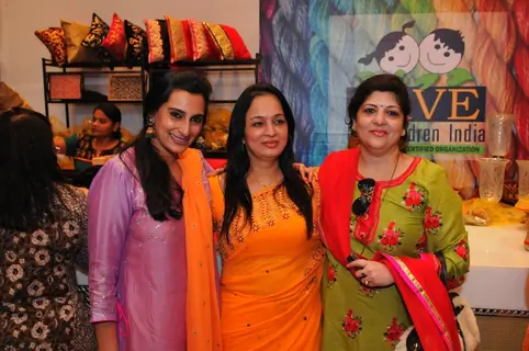 Mana Shetty with Smita and Sharmila Thackerey at Araaish Trousseau - a fund raising exhibition