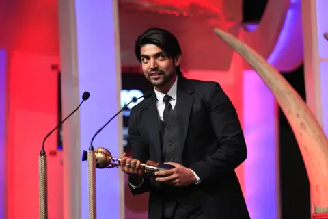 Gurmeet Chowdhary receiving the best television actor at the SAIFTA award ceremony