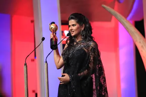 Kratika Sengar receiving Best Lead actor female TV award at the SAIFTA Award ceremony
