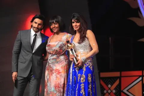 Priyanka Chopra receiving Lead Actor Female Film India by Ranveer Singh & Ndeleka Mandela