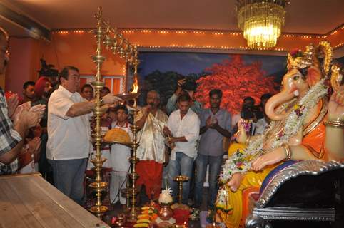 Randhir Kapoor performs the aarti for Lord Ganesha